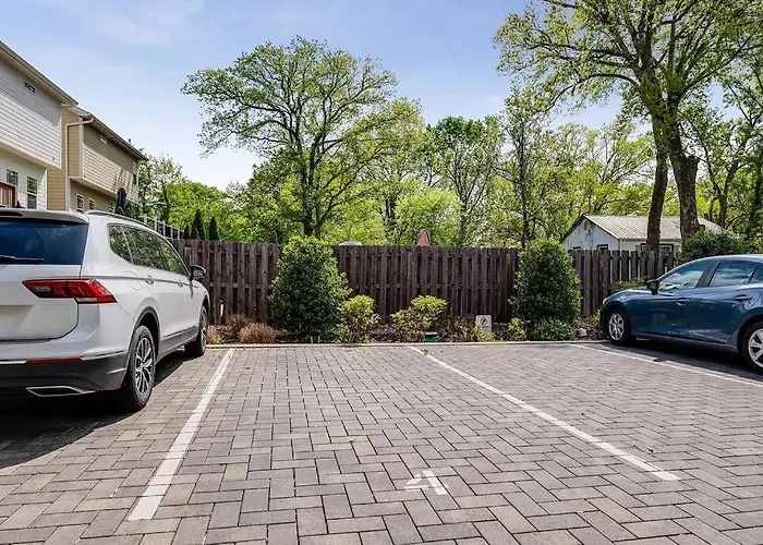10 Min Drive Downtown, Roof Deck, Pet Friendly