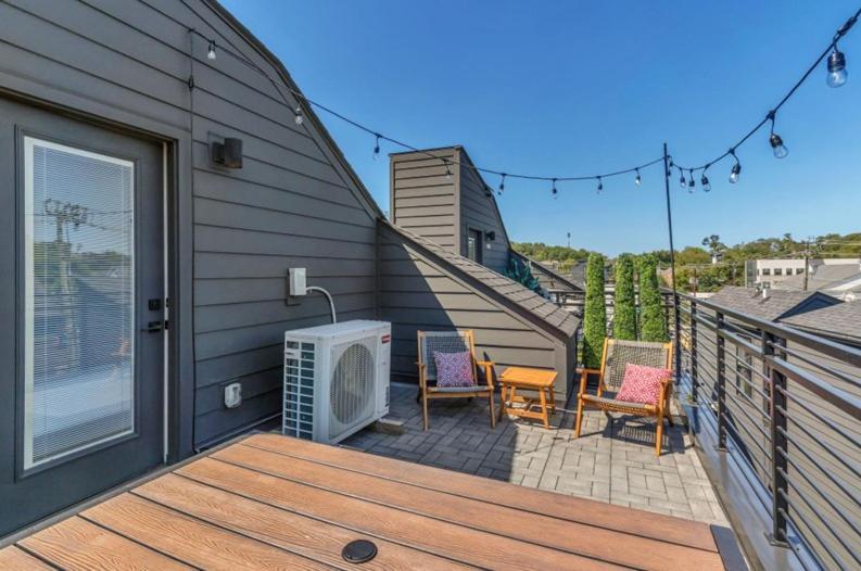 10 Min Drive Downtown, Roof Deck, Pet Friendly