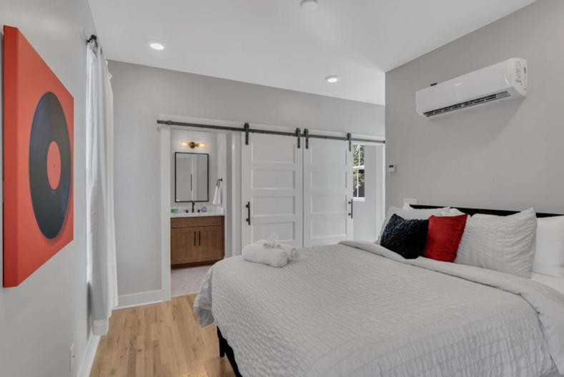 10 Min Drive Downtown, Roof Deck, Pet Friendly