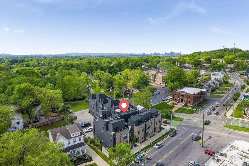 10 Min Drive Downtown, Roof Deck, Pet Friendly * Nashville